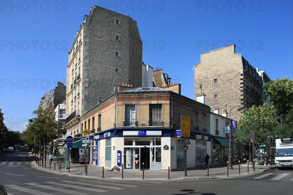 France, Ile de France, paris 14e arrondissement, rue d'alesia et angle de l'avenue reille, facade, immeubles hauts encadrant un batiment bas, banque,