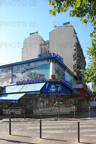 France, Ile de France, paris 14e arrondissement, avenue du general leclerc, haut immeuble au dessus des boutiques basses, poissonnerie ledreux,