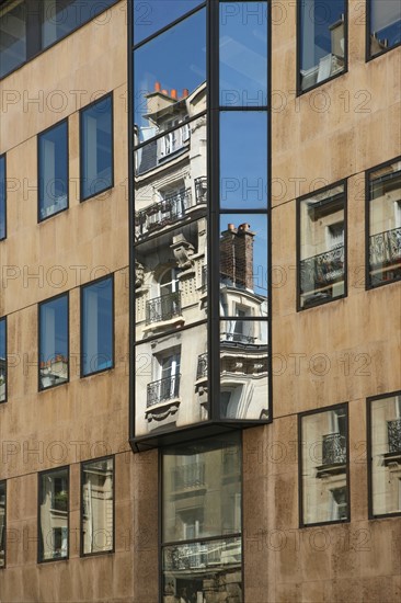 France, Ile de France, paris 15e arrondissement, vers 201 rue de vaugirard, reflet de l'ancien dans le moderne,