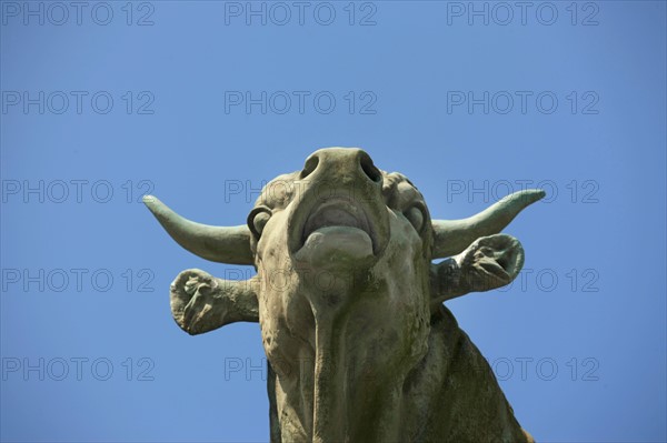 France, Ile de France, paris 15e arrondissement, place jacques marette, entree du parc georges brassens, anciens abbatoirs, boeufs, sculpture, face a la rue de cronstadt,