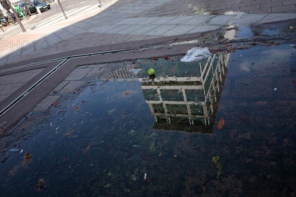 France, Ile de France, paris 15e arrondissement, boulevard pasteur rue du cotentin, angle vide devant la gare de vaugirard, flaque d'eau, reflet, immeuble