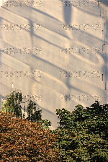 France, Ile de France, paris 15e arrondissement, angle du bd pasteur et rue du cotentin, jardin en angle et hauts immeubles,