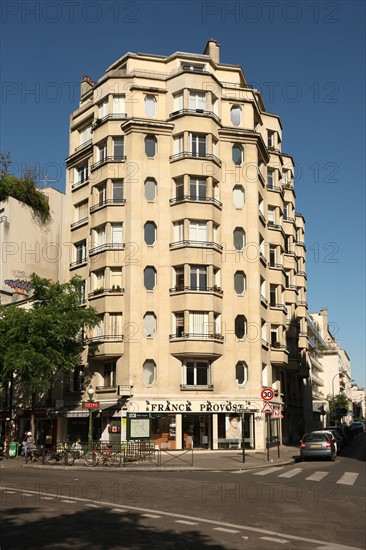 France, paris 15e arrondissement, 26 avenue felix faure, immeuble d'inspiration art deco ,