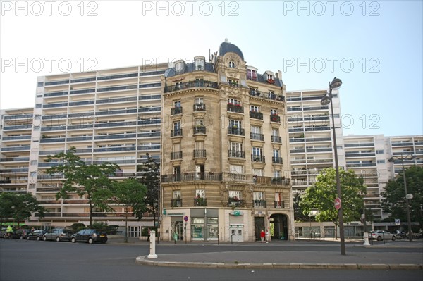 France, paris 15e arrondissement, 113 avenue felix faure, immeuble ancien entoure par deux immeubles modernes