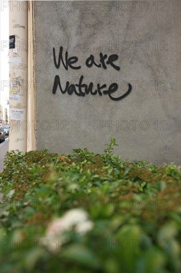 France, paris 15e arrondissement, rue de l'abbe groult, graffiti sur un mur, we are nature, espace vert,