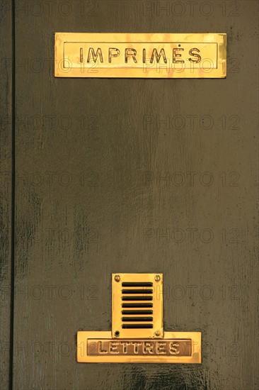 France, Ile de France, paris 16e arrondissement, detail porte, rue erlanger, boite a lettres, courrier,