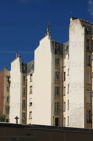 France, Ile de France, paris 16e arrondissement, rue michel ange, facades brutes, vue depuis la rue claude lorrain, cimetiere d'auteuil,