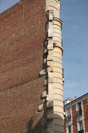 France, Ile de France, paris 18e arrondissement, 53 rue des saules, petit batiment entre deux hauteurs, pierres d'attente en haut,