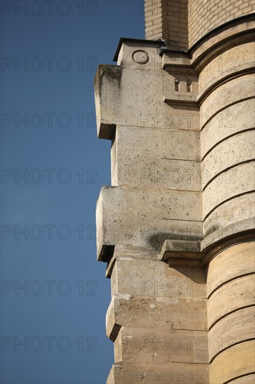 France, Ile de France, paris 18e arrondissement, 53 rue des saules, petit batiment entre deux hauteurs, pierres d'attente en haut,