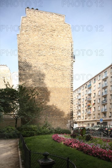 France, Ile de France, paris 18e arrondissement, 227 rue marcadet, mur sur une parcelle vide devenu le square carpeaux,