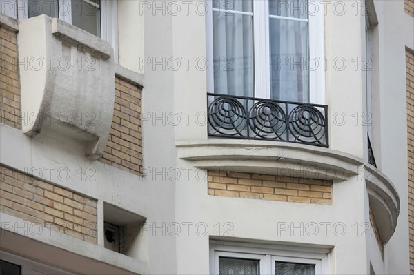 France, Ile de France, paris 18e arrondissement, 7 rue de tretaigne, immeuble, architecte henri sauvage, detail ferronnerie des balcons,