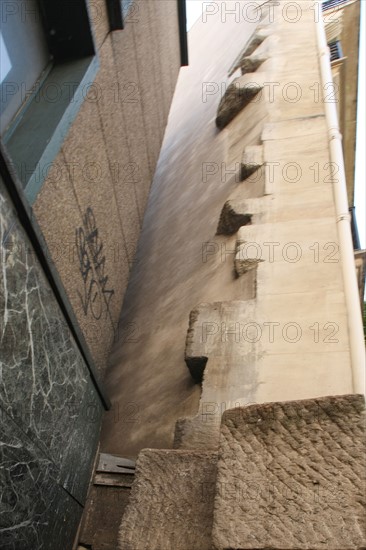 France, Ile de France, paris 19e arrondissement, avenue simon bolivar, angle avec la rue pradier, batiment d'angle, detail de la jonction et des pierres d'attente,