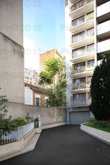 France, Ile de France, paris 20e arrondissement, 51 rue des prairies, immeuble recule, le grand recul laisse entrevoir l'ilot,