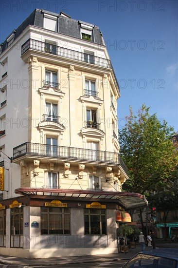 France, Ile de France, paris 20e arrondissement, immeuble d'angle entre rue des pyrenees et rue emile landrin,