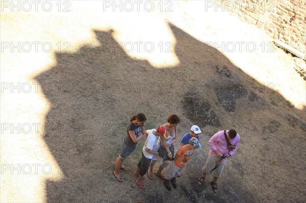 france, region midi pyrenees, aveyron, najac, village sauvegarde, chateau, forteresse, moyen age, vieilles pierres, patrimoine, histoire, interieur du chateau, touristes, ombre du chateau,