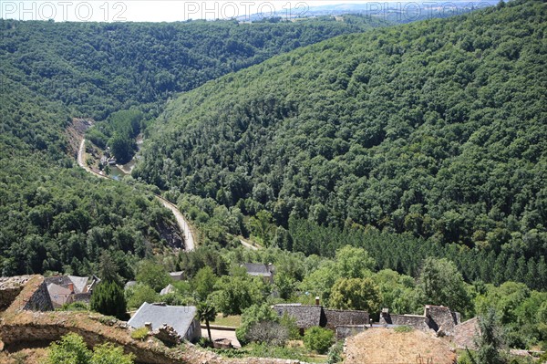 france, region midi pyrenees, aveyron, najac, village sauvegarde, chateau, forteresse, moyen age, vieilles pierres, patrimoine, histoire, interieur du chateau, panorama sur le village, sommets,