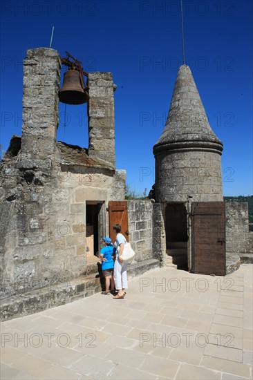 france, region midi pyrenees, aveyron, najac, village sauvegarde, chateau, forteresse, moyen age, vieilles pierres, patrimoine, histoire, interieur du chateau, sommet, touristes,