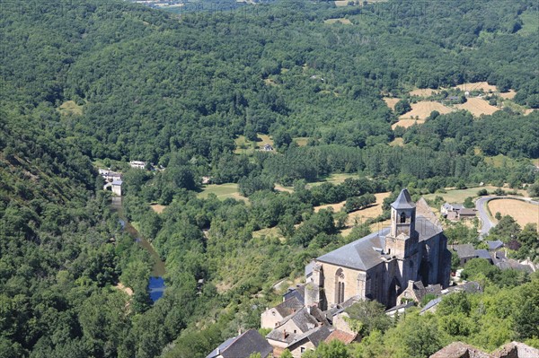 france, region midi pyrenees, aveyron, najac, village sauvegarde, chateau, forteresse, moyen age, vieilles pierres, patrimoine, histoire, interieur du chateau, panorama sur le village, sommets,