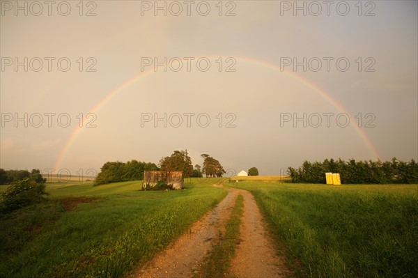 France, region centre, cher, sancerrois, pesselieres, arc en ciel, orage, meteo, rainbow, pluie, climat, arche, agriculture, champ, panneau, chemin,