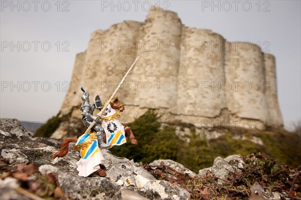 France, Haute Normandie, eure, les andelys, chateau gaillard, chevalier jouet symbolisant les activites d'accueil des enfants au chateau,