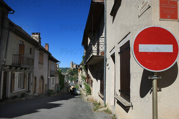 france, region midi pyrenees, aveyron, najac, village sauvegarde, chateau, forteresse, moyen age, vieilles pierres, patrimoine, histoire, maisons, panneau de sens interdit,