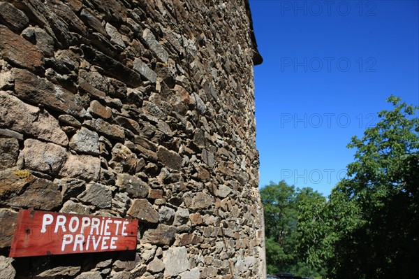 france, region midi pyrenees, aveyron, najac, village sauvegarde, chateau, forteresse, moyen age, vieilles pierres, patrimoine, histoire, pancarte, propriete privee, mur,