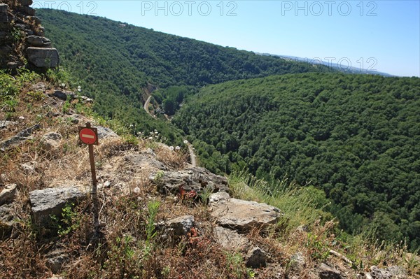 france, region midi pyrenees, aveyron, najac, village sauvegarde, chateau, forteresse, moyen age, vieilles pierres, patrimoine, histoire, panorama, panneau de sens interdit, sommets,