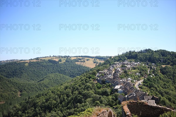 france, region midi pyrenees, aveyron, najac, village sauvegarde, chateau, forteresse, moyen age, vieilles pierres, patrimoine, histoire, interieur du chateau, panorama sur le village, sommets,