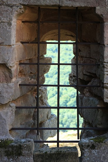 france, region midi pyrenees, aveyron, najac, village sauvegarde, chateau, forteresse, moyen age, vieilles pierres, patrimoine, histoire, interieur du chateau, vue au travers d'une fenetre, grillage,