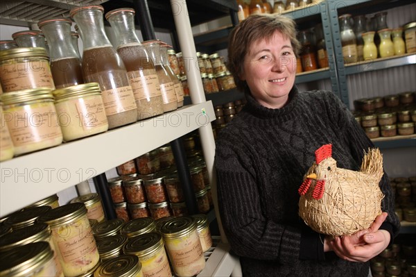 France, Haute Normandie, eure, flaury la foret, ferme de la cacheterie, nathalie follet, produits fermiers a base de poule,