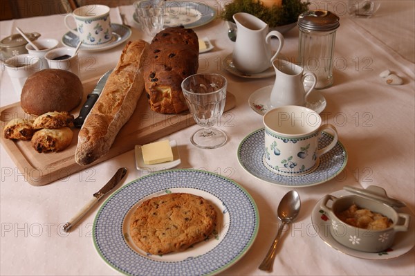 France, Haute Normandie, eure, caumont, domaine de bas caumont, chambres d'hotes, isabelle piron, hebergement insolite, petit dejeuner,