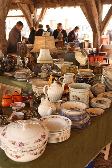 France, Haute Normandie, eure, la ferriere sur risle, brocante sous les halles, marche, antiquites, 3e dimanche de chaque mois,