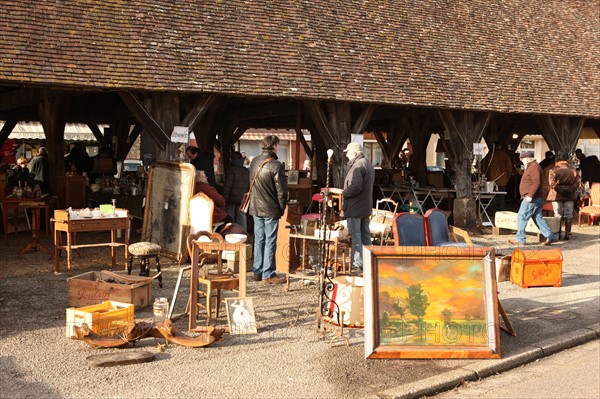 France, Haute Normandie, eure, la ferriere sur risle, brocante sous les halles, marche, antiquites, 3e dimanche de chaque mois,