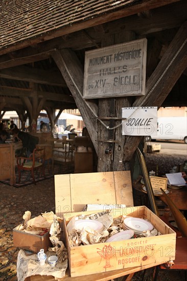 France, Haute Normandie, eure, la ferriere sur risle, brocante sous les halles, marche, antiquites, 3e dimanche de chaque mois,