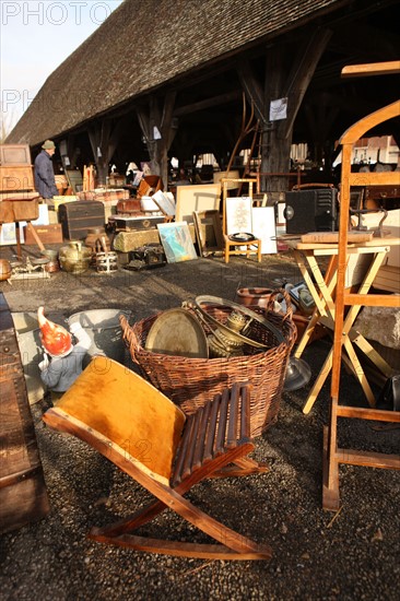 France, Haute Normandie, eure, la ferriere sur risle, brocante sous les halles, marche, antiquites, 3e dimanche de chaque mois,