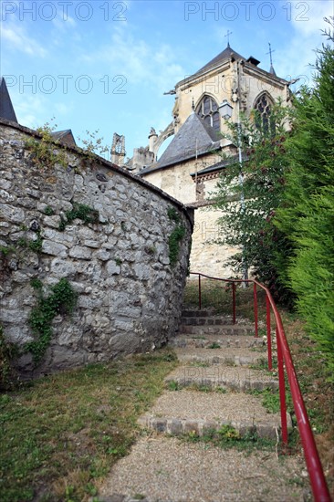 France, Haute Normandie, eure, pont de l'arche, pays de seine et eure, sentier menant vers l'eglise notre dame des arts,