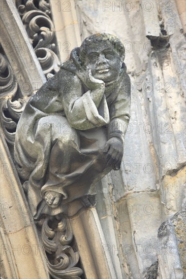 France, Haute Normandie, eure, pont de l'arche, pays de seine et eure, eglise notre dame des arts, detail du porche, decor, moine, sculpture,