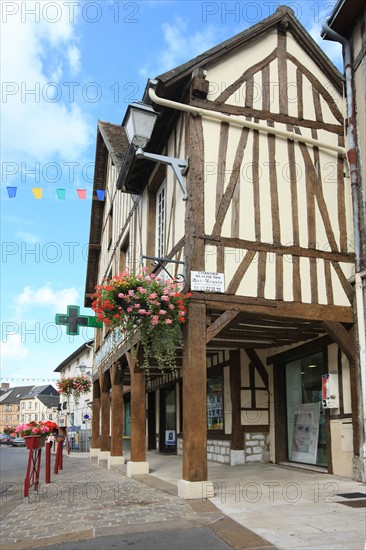 France, Haute Normandie, eure, pont de l'arche, pays de seine et eure, habitat, patrimoine, rue prieur, maison en avant solier, pharmacie, restauree par la societe art lequin,