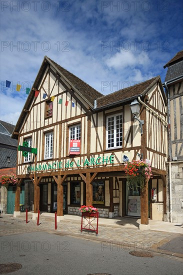 France, Haute Normandie, eure, pont de l'arche, pays de seine et eure, habitat, patrimoine, rue prieur, maison en avant solier, pharmacie, restauree par la societe art lequin,