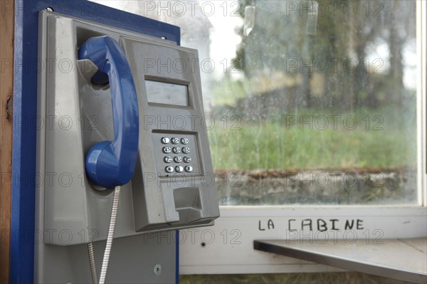 France, franche comte, jura, lent, pays des lacs, agriculture, route du comte, paysage, nature, hiver, cabine telephonique, graffiti la cabine,