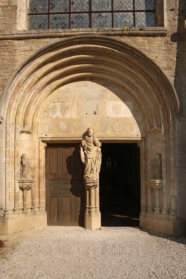 France, franche comté, jura, baume les messieurs, village, patrimoine, montagne, reculée, nature, abbaye, porche, eglise, chapelle, portail, personnage, sculpture, statue, pierre,