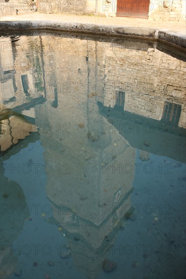 France, franche comté, jura, baume les messieurs, village, patrimoine, montagne, reculée, nature, cascades, abbaye, reflet dans l'eau d'une fontaine,