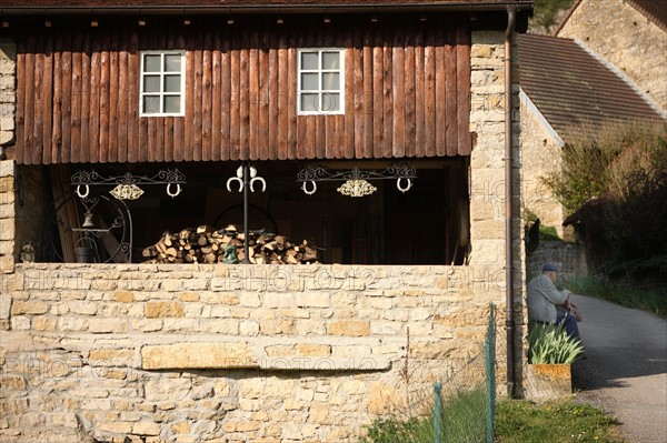 France, franche comté, jura, baume les messieurs, village, patrimoine, montagne, reculée, nature, bois, maison, vieux, age, seniors, papis assis, sur un banc,