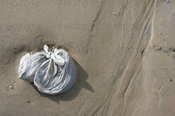 France, Basse Normandie, manche, cote des havres, portbail, littoral, mer, port, bateaux, port, maree basse, sable, estran, pollution, detritus, sac en plastique, poubelle, environnement,