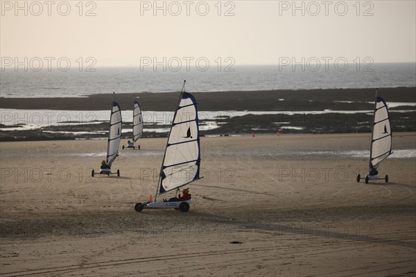 France, Basse Normandie, manche, cote des havres, portbail, littoral, mer, char a voile, sports nautiques, plage, sable, windsurf, soleil couchant,