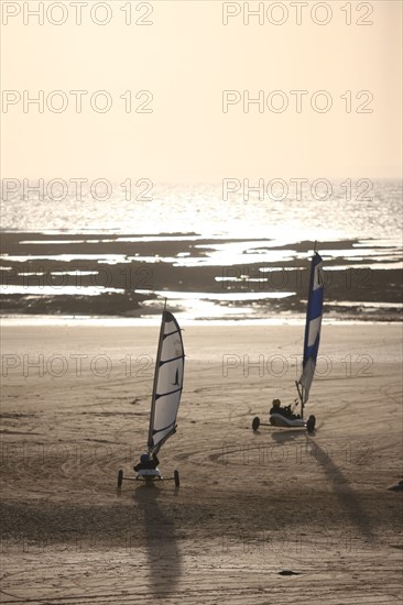 France, Basse Normandie, manche, cote des havres, portbail, littoral, mer, char a voile, sports nautiques, plage, sable, windsurf, soleil couchant,