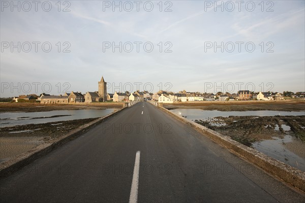 France, Basse Normandie, manche, cote des havres, portbail, littoral, mer, port, bateaux, port, maree basse, soleil levant, clocher, route, panorama,