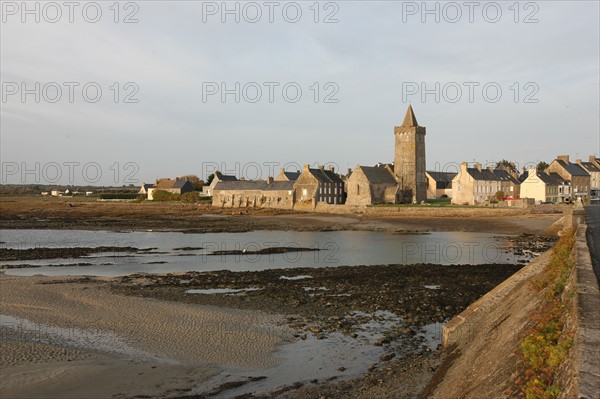 France, Basse Normandie, manche, cote des havres, portbail, littoral, mer, port, bateaux, port, maree basse, pont au 13 arches, route,