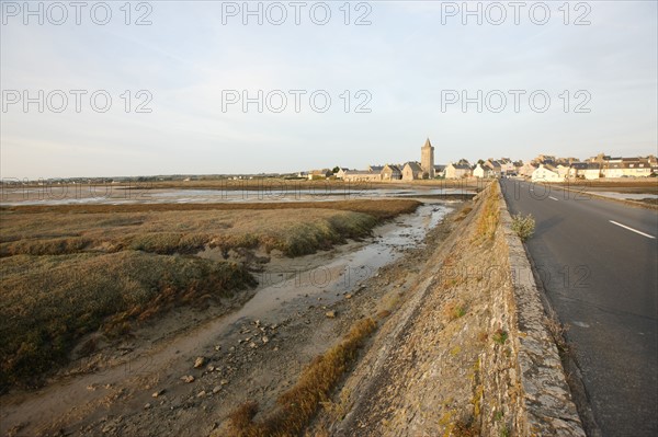 France, Basse Normandie, manche, cote des havres, portbail, littoral, mer, port, bateaux, port, maree basse, pont au 13 arches, route,