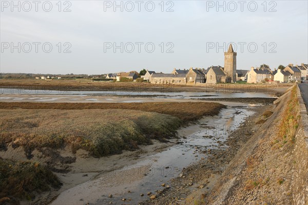 France, Basse Normandie, manche, cote des havres, portbail, littoral, mer, port, bateaux, port, maree basse, pont au 13 arches,